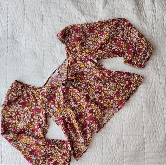 NWT: Cute Floral Top - Picture 2 of 4